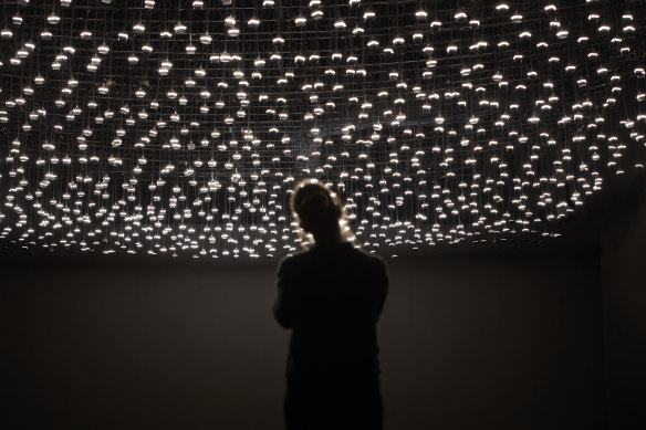 Field Atmosphonia de Rafael Lozano-Hemmer, chez Powerhouse Ultimo.