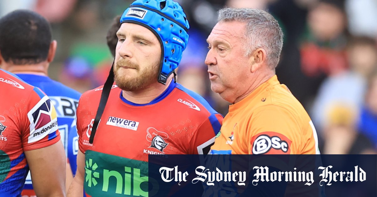 Le demi-arrière des Newcastle Knights, Jason Hastings, blessé lors de la victoire contre les Bulldogs de Canterbury