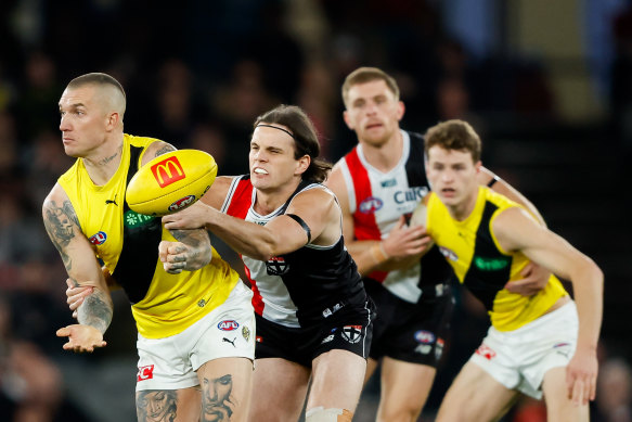 Dustin Martin est taclé par Hunter Clark.