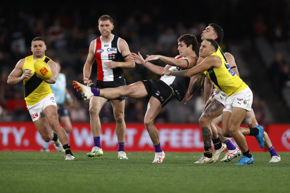 Jack Steele obtient un coup de pied pour St Kilda.