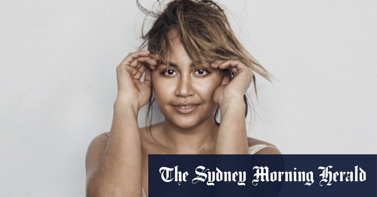 La chanteuse Jessica Mauboy explique pourquoi elle croit toujours qu'il faut porter son "meilleur dimanche"
