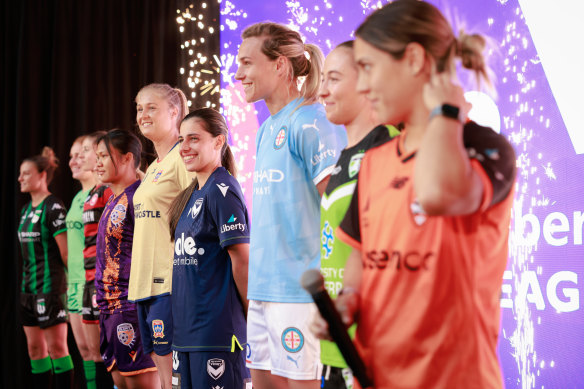 Les joueuses affrontent la foule lors du lancement de la A-League Womens en novembre 2022. Laura Hughes de Canberra United est photographiée à côté de Katrina Gorry (à l'extrême droite) de Brisbane Roar.