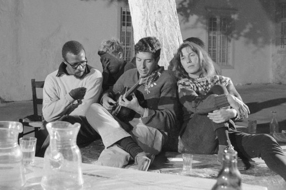 Charmian Clift et le poète américain Charles Heckstall écoutent Leonard Cohen jouer de la guitare à Hydra en octobre 1960.