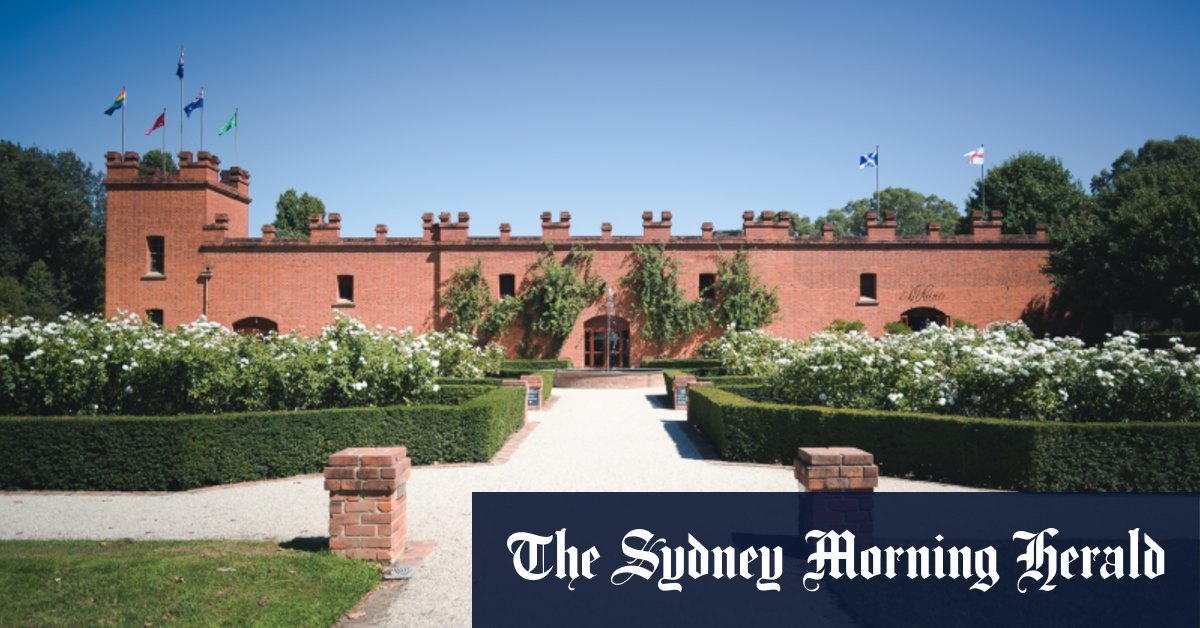 Imposant extérieur en briques, tour et remparts... mais ce n'est pas l'Ecosse