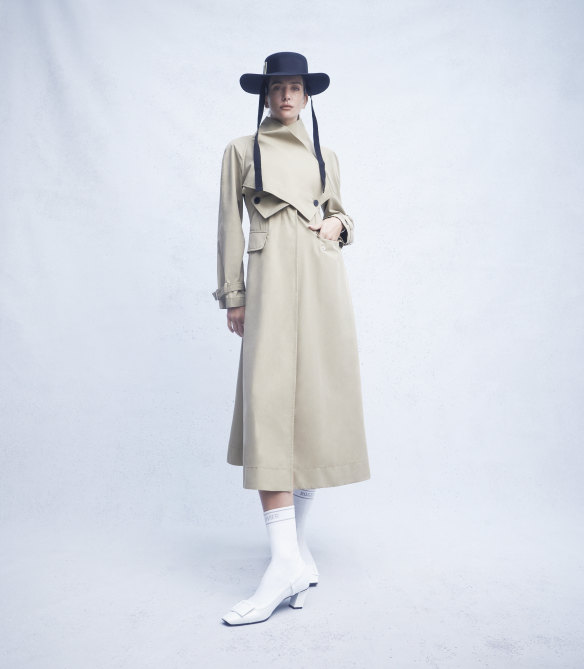 Trench-coat Dior, 6900 $.  Chapeau Roger Vivier « Très Vivier », 1210 $, et bottes « Belle Vivier », 2590 $.   
