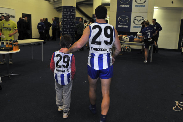 Brent Harvey avec son fils Cooper après un match en 2010.