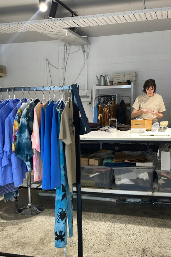 De nos jours, Kat Walsh passe moins de temps à créer des designs originaux, préférant distiller son énergie créative dans des collaborations, du mentorat et des modifications. 