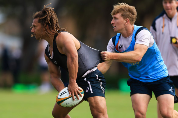 Issak Fines-Leleiwasa passe sous la pression de Tate McDermott.