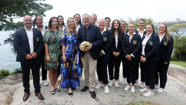 Les joueurs de Wallaroos avec le Premier ministre lors d'une annonce de financement en février.