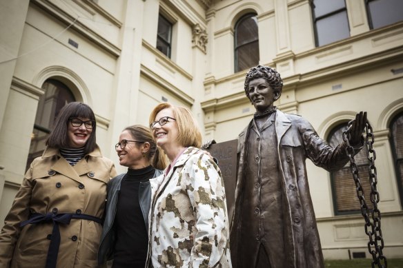 L'ancienne première ministre Julia Gillard (à droite) avec Kristine Ziwica et le professeur Clare Wright de A Monument of One's Own, devant la statue de Mann de l'activiste Zelda d'Aprano au Trades Hall.