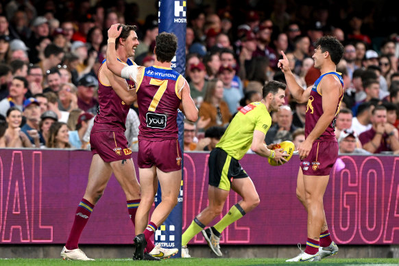 Joe Daniher des Lions célèbre avec ses coéquipiers après avoir marqué un but.