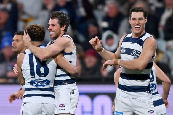 Isaac Smith célèbre un but lors de son dernier match.