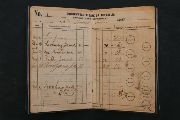 Le livret utilisé pour effectuer le premier dépôt à la Commonwealth Bank, en 1912.