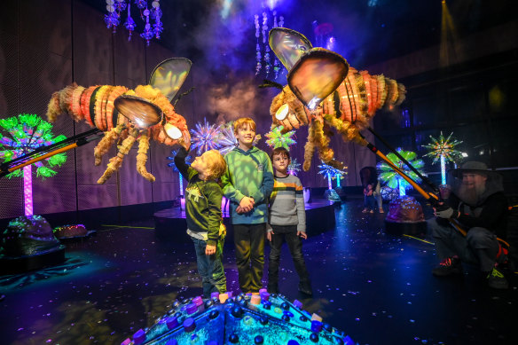 Benji, Oscar et Ned McKenzie dans Oasis, avec des abeilles marionnettes d'Indirect Object.