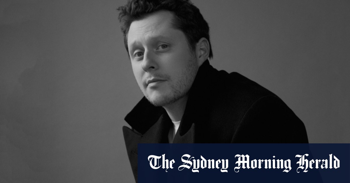 La star de Schitt's Creek, Noah Reid, parle de sa collaboration avec Catherine O'Hara et Olivia Newton-John