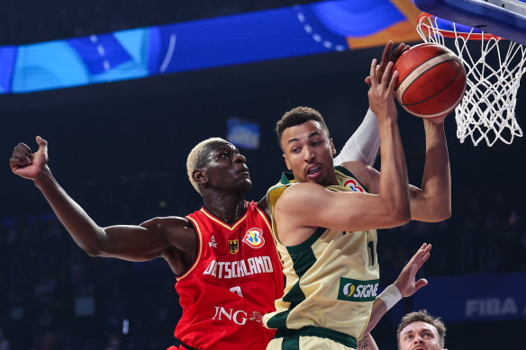 Dante Exum saisit un rebond pour les Boomers.