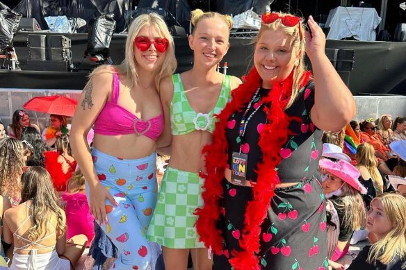 Les fans de musique portent leurs tenues Volt lors d'un concert de Harry Styles.