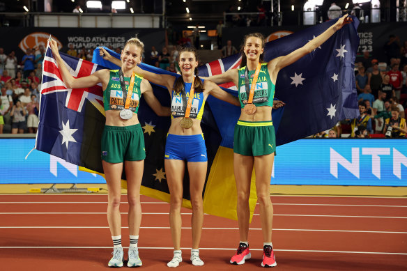 La médaillée d'argent Eleanor Patterson, la médaillée d'or ukrainienne Yaroslava Mahuchikh et la médaillée de bronze Nicola Olyslagers sont montées sur le podium du saut en hauteur féminin.