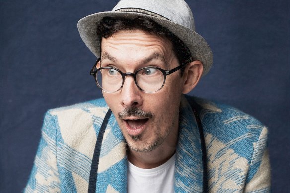 Le comédien Luke Escombe est également le leader du groupe pour enfants The Vegetarian Plot.