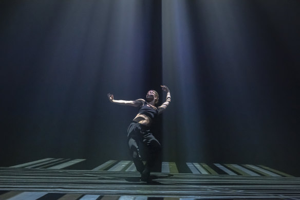Unfolding de Lewis Major mêle danse moderne et projections 3D.