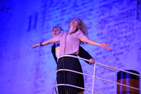 Titanic : le film, la pièce fait suite aux précédentes parodies de films de théâtre.