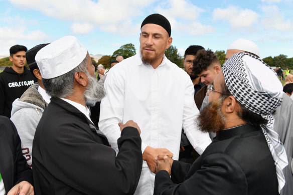 Sonny Bill Williams salue les membres de la communauté musulmane de Christchurch après une attaque meurtrière en 2019. 