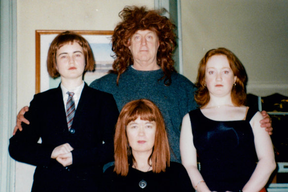 John Clarke avec sa femme Helen et ses filles Lorin (à gauche) et Lucia à l'occasion du 21e anniversaire de Lucia.