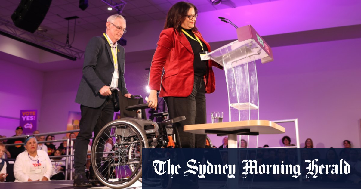 Tanya Hosch prononce un discours de campagne pour le Oui après avoir perdu une jambe