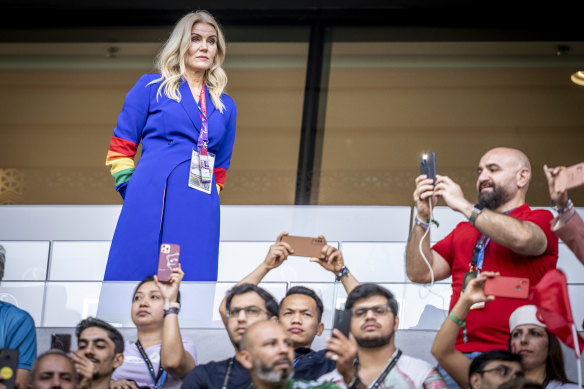 L'ancienne Première ministre danoise Helle Thorning-Schmidt porte un brassard aux couleurs de l'arc-en-ciel avant un match de Coupe du monde entre le Danemark et la Tunisie, au Education City Stadium, à Doha l'année dernière.
