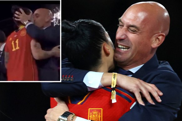 Le patron du football espagnol, Luis Rubiales, a provoqué un tollé après avoir embrassé la joueuse Jenni Hermoso lors des célébrations de la victoire de la Coupe du monde.