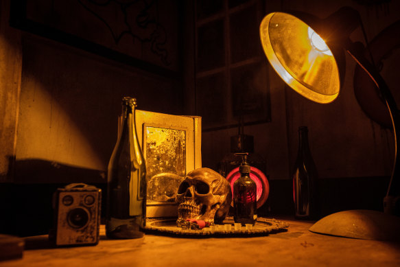 Le public est encouragé à interagir avec les nombreux décors du spectacle.