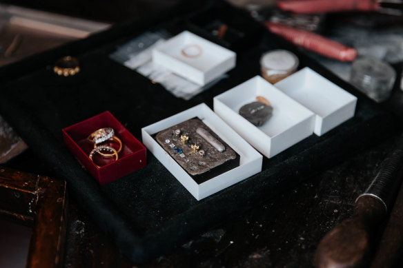 L'atelier de Walden est peuplé de bijoux dans divers états d'achèvement.