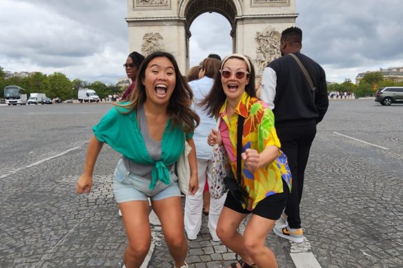 Kath et Kimderella bravant la circulation à l'Arc de Triomphe. 