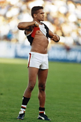Le joueur de St Kilda, Nicky Winmar, montre sa peau en réponse à une raillerie raciste de la foule en 1993. Cette image durable fait partie de la vidéo de la campagne You're The Voice.