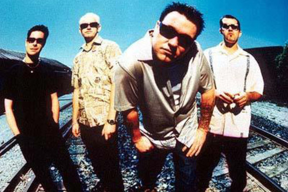 Le chanteur de Smash Mouth, Steve Harwell, avec ses camarades du groupe.