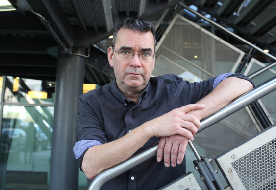 Mick Herron, le créateur du flatulent Jackson Lamb, est de retour avec un roman autonome sur les espions.