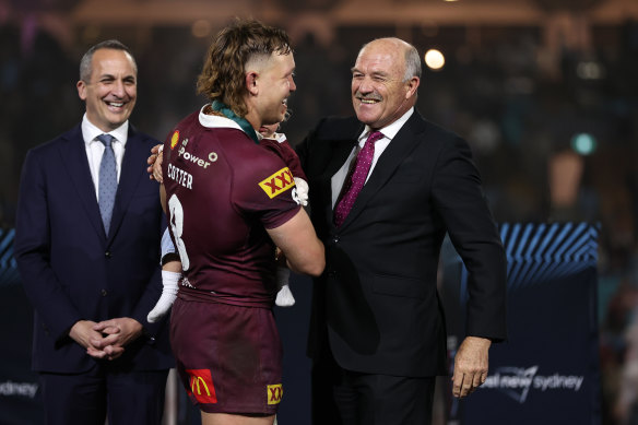 Lewis, photographié à droite célébrant la victoire du Queensland à Origin en 2023, a révélé qu'il luttait contre la démence.