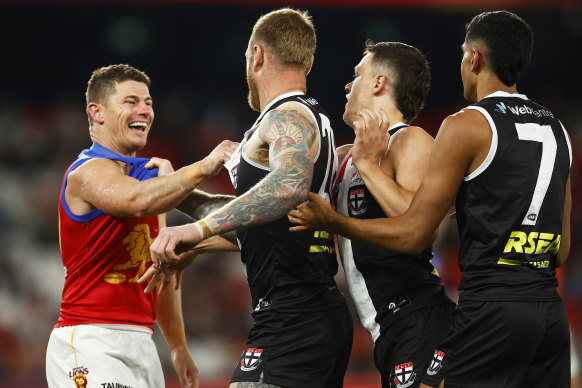 Dayne Zorko n'hésite pas à faire sentir sa présence sur le terrain de football.