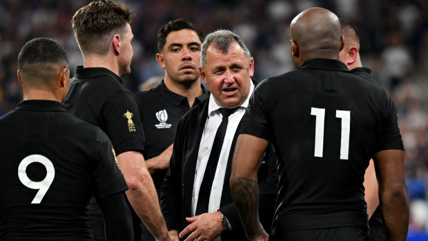 L'entraîneur des All Blacks, Ian Foster, s'adresse à son équipe à temps plein.