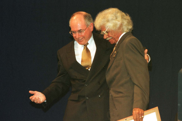 Neville Bonner avec John Howard, alors premier ministre, en 1998 lors du congrès du Parti libéral à Brisbane.