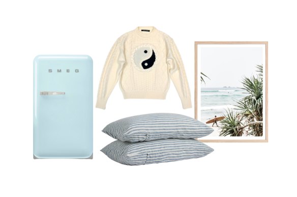 Réfrigérateur-bar Smeg ;  Pull « Yin Yang » ;  Taies d'oreiller « Marine Blue Stripe » ;  Impression encadrée Byron Bay Longboarder.