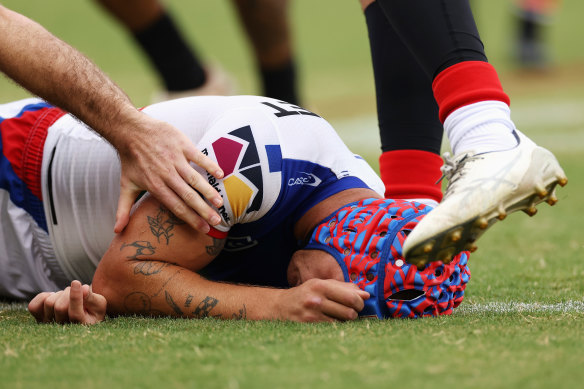 Kalyn Ponga après avoir subi une commotion cérébrale au deuxième tour.