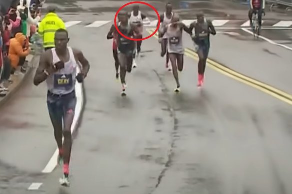 Eliud Kipchoge recule alors que Gabriel Geay fait une pause à la barre des 30 km du marathon de Boston de cette année.