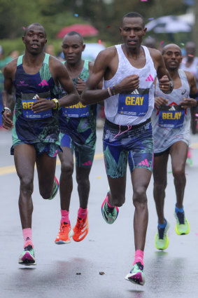 Gabriel Geay accélère le marathon de Boston.