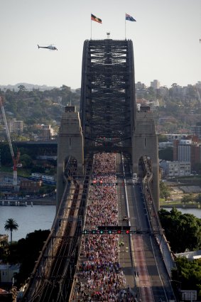 Marche de la fierté mondiale sur le Harbour Bridge en mars.
