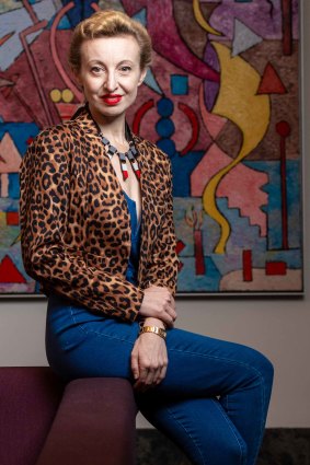 Poppy King décrit la finition métallique en peau de serpent de son rouge à lèvres comme « comme un anneau lumineux pour le visage ».