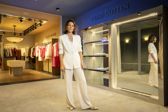 « La navigation est en pause » : Georgie Austin, directrice de Perri Cutten, dans le nouveau magasin de la marque à Brighton, à Melbourne.