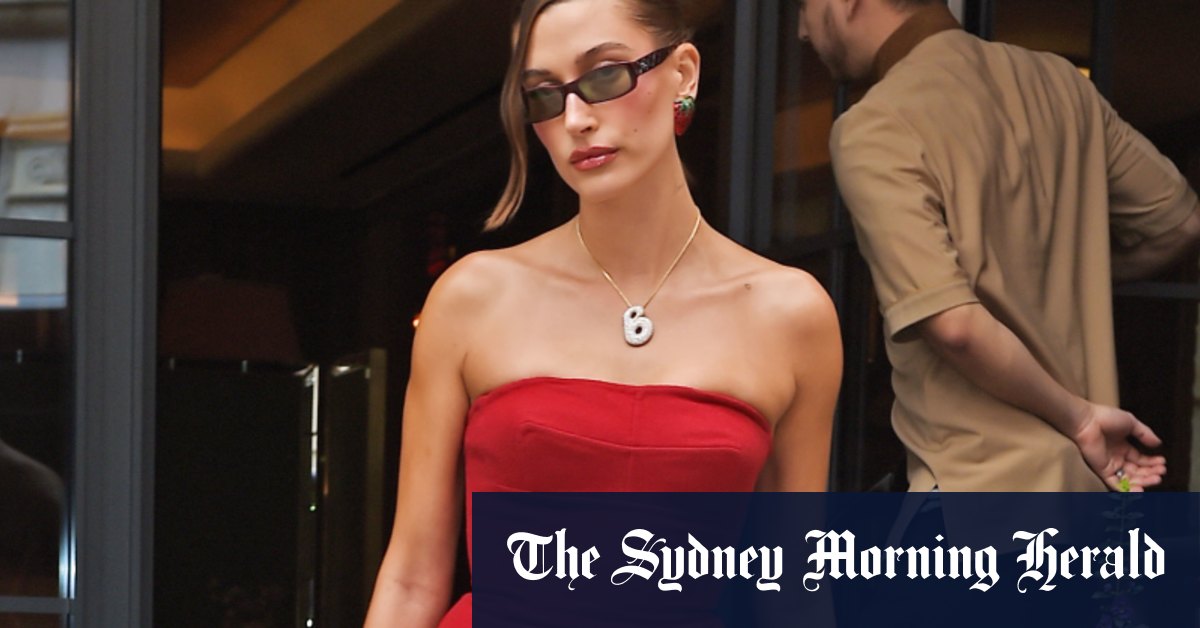 Le rouge est la couleur de la saison : comment le porter