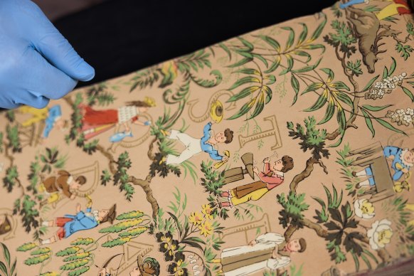 Un papier peint pour enfants tiré d'un livre d'échantillons réalisé par un fabricant de papiers peints anglais en 1889 enseignait l'ABC.  Il fait partie d'une immense collection offerte par la famille Murphy. 