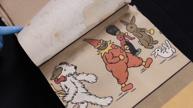 Ce papier peint pour enfants date des années 1930.  Il s'agit d'une collection massive de papiers peints qui a été offerte aux musées d'histoire de Nouvelle-Galles du Sud par la famille Murphy. 